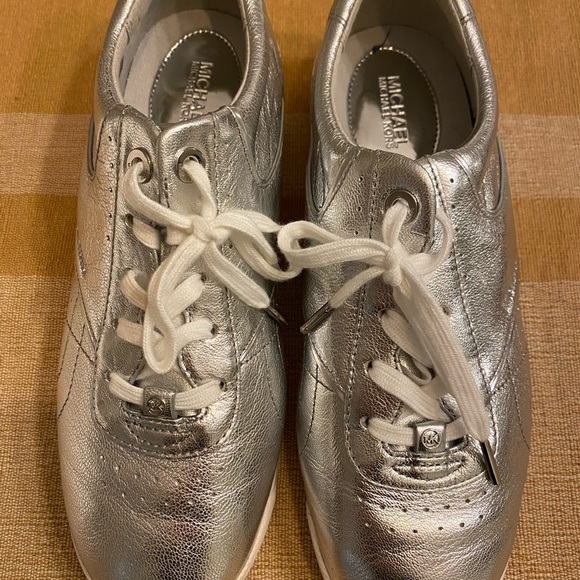 Michael kors Lace up Silver sneaker size 8.5 - Picture 3 of 4
